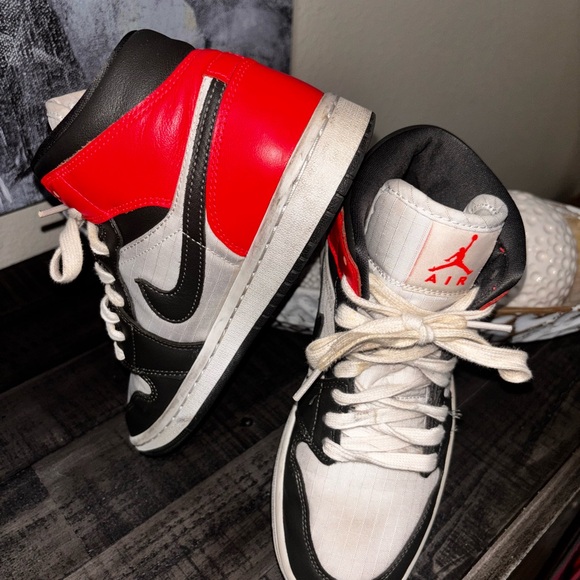 Air Jordan 1 Mid SE Womens Size 7 Newsprint Crimson - Picture 9 of 13